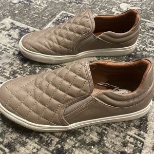 Steven Madden Ecentrcq Sneaker size 9 considered “grey” but more tan/beige